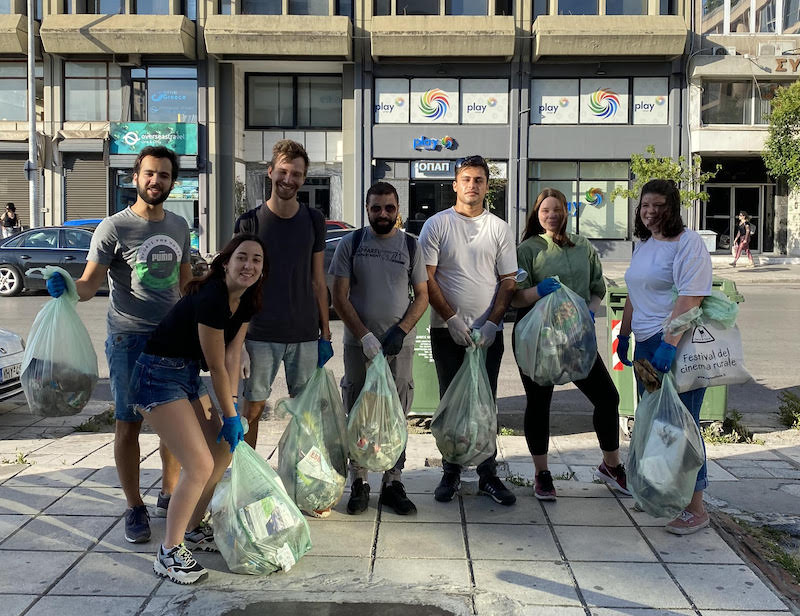 Emma ed altri volontari a Salonicco durante il city cleaning (per il World Environment Day) - ph. Emma Boschini