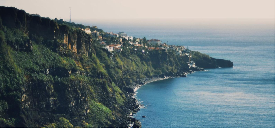 Vista della costa Sud-Est dal Cristo Rei di Garajau